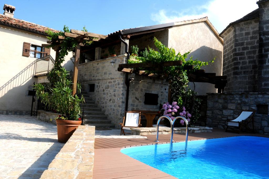 Holiday Homes Poli Svetega Antona Gracisce Ngoại thất bức ảnh