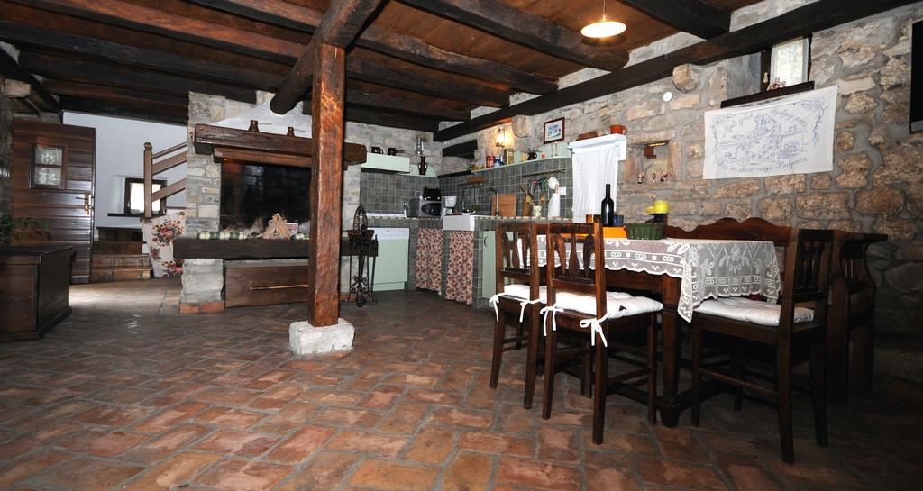 Holiday Homes Poli Svetega Antona Gracisce Ngoại thất bức ảnh
